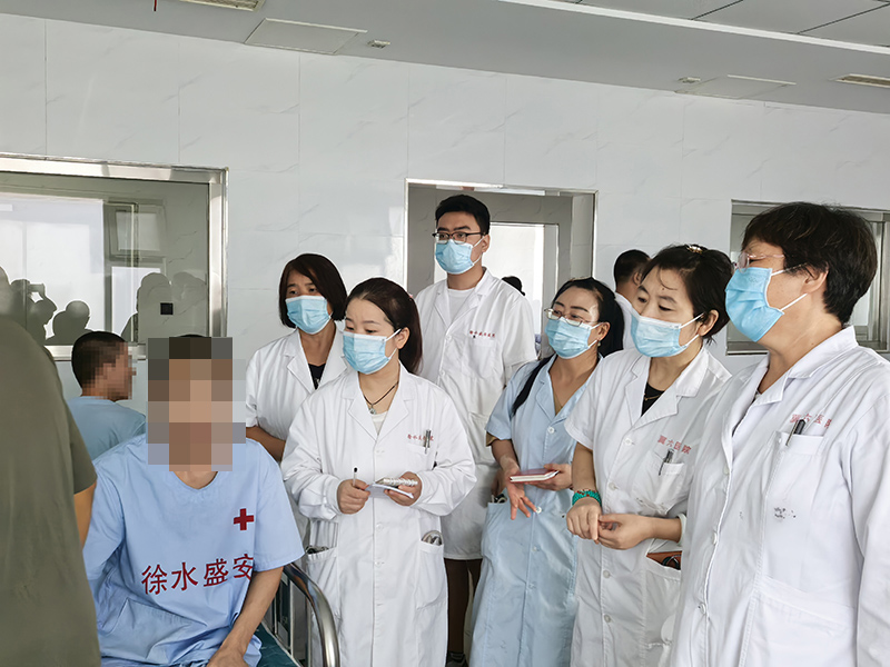 江主任带专家团队查房