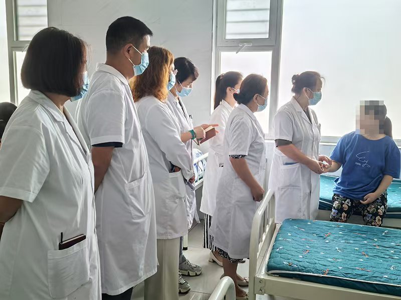 张主任带团队到病房查房
