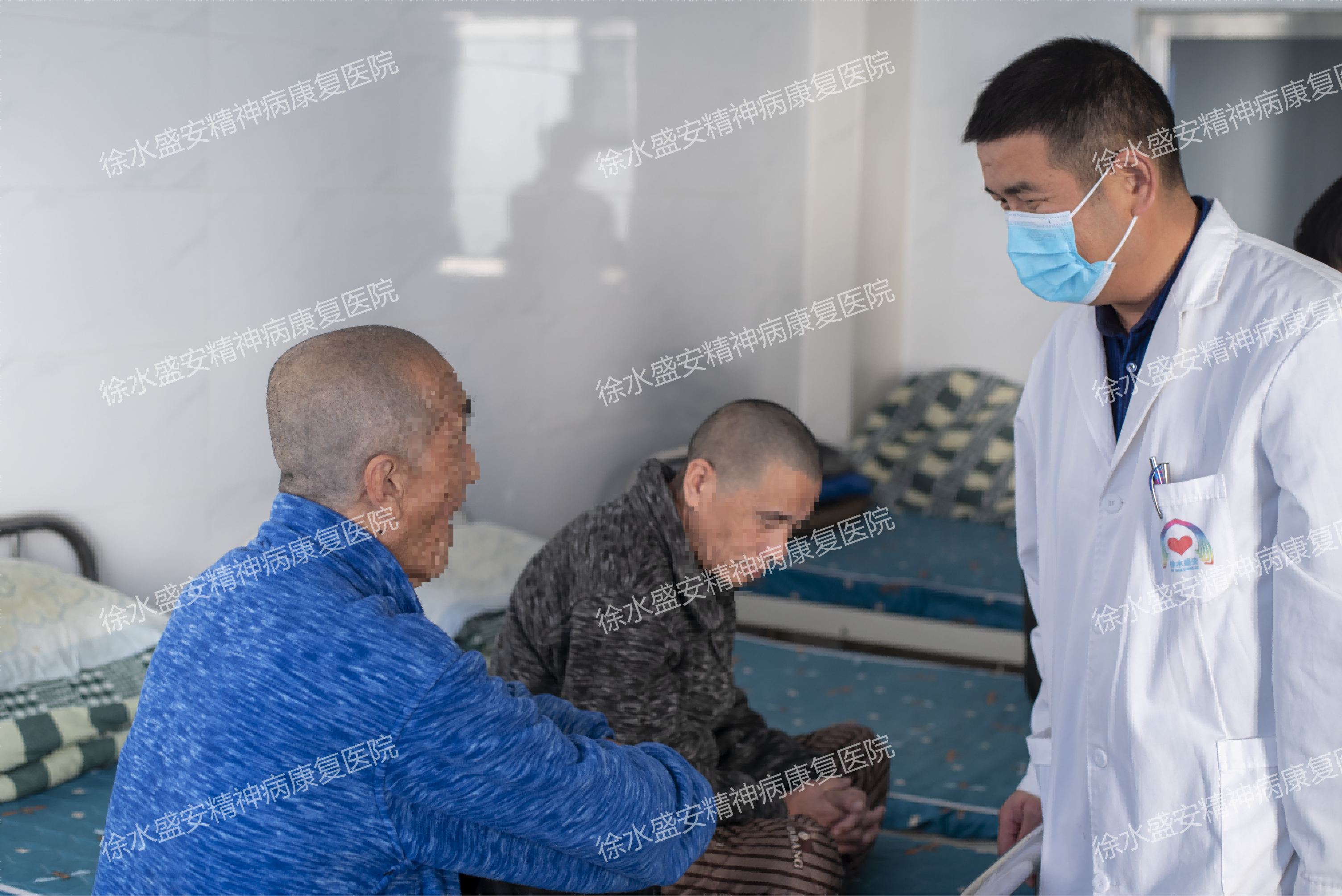 胡主任带领查房